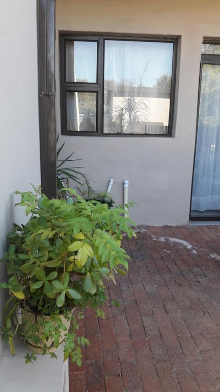 Self-Catering Studio, Unit 6 On Krupp 温特和克 外观 照片